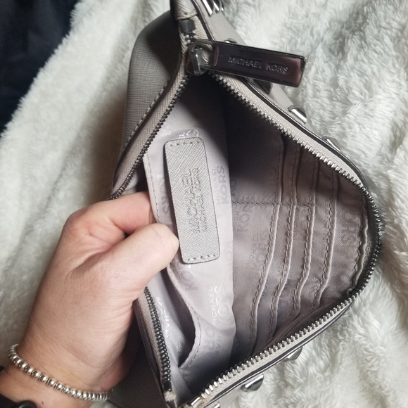 Michael Kors wristlet with gunmetal hardware - Picture 5 of 8